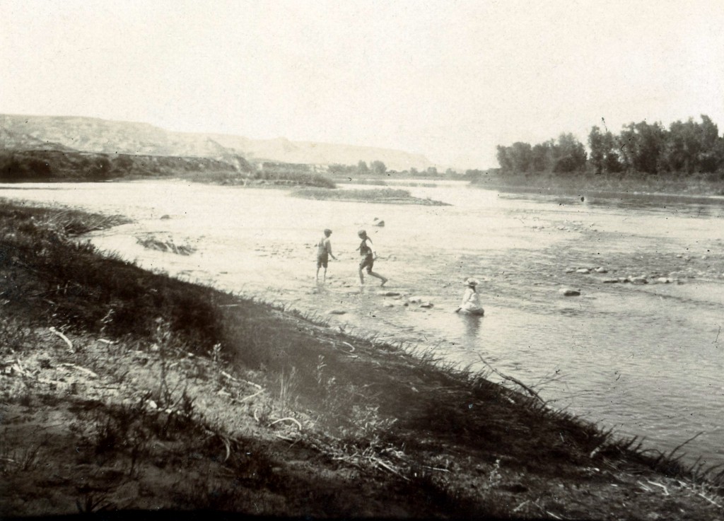 Vue de la Red Deer André Xavier Suzanne jouant dans la rivière